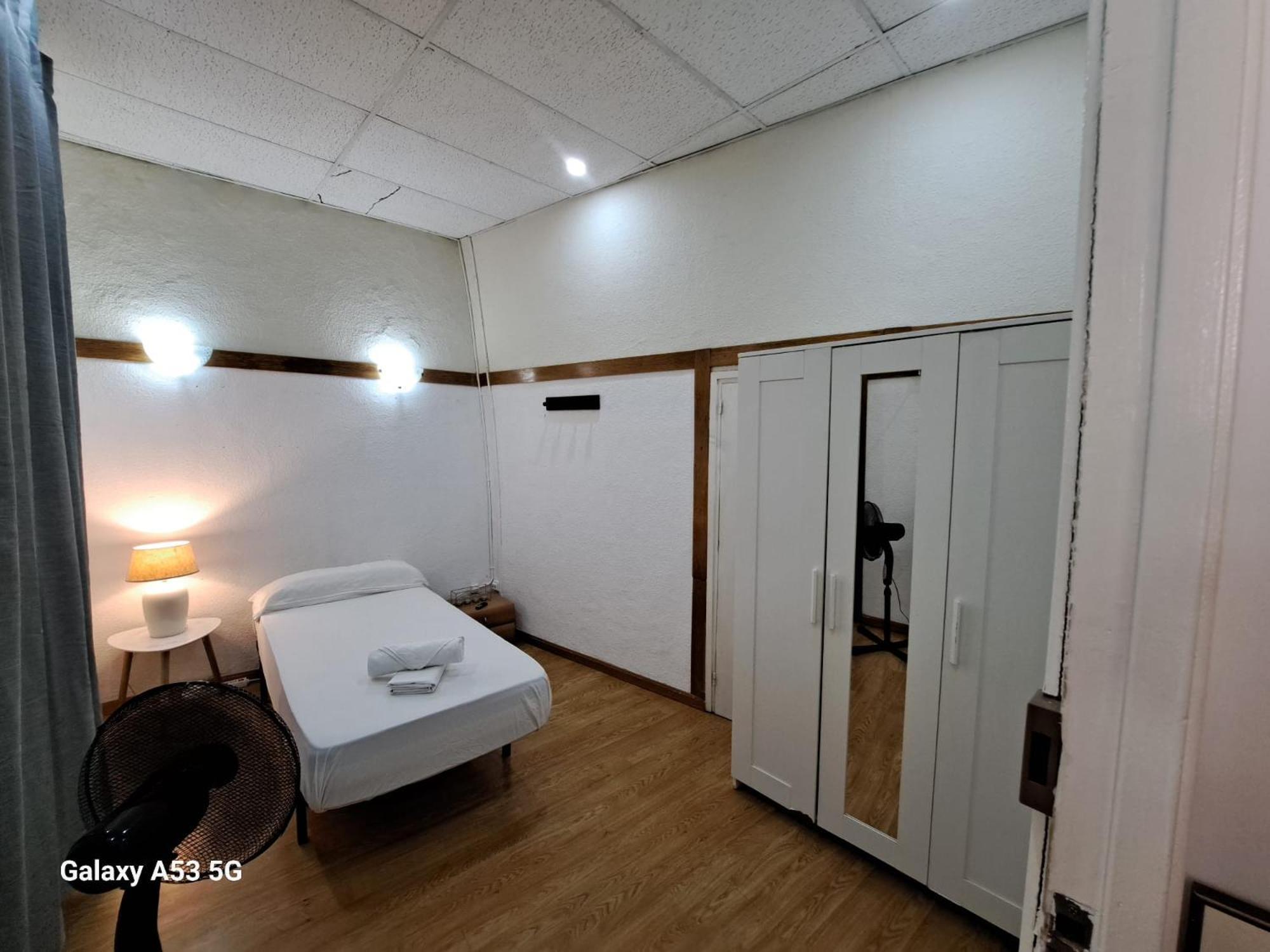Habitacion Para Grupos Hasta 8 En Plena Rambla De Cataluna Barcelona Exteriör bild